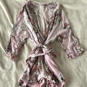 Quarter sleeve romper! Lightly worn super comfy.